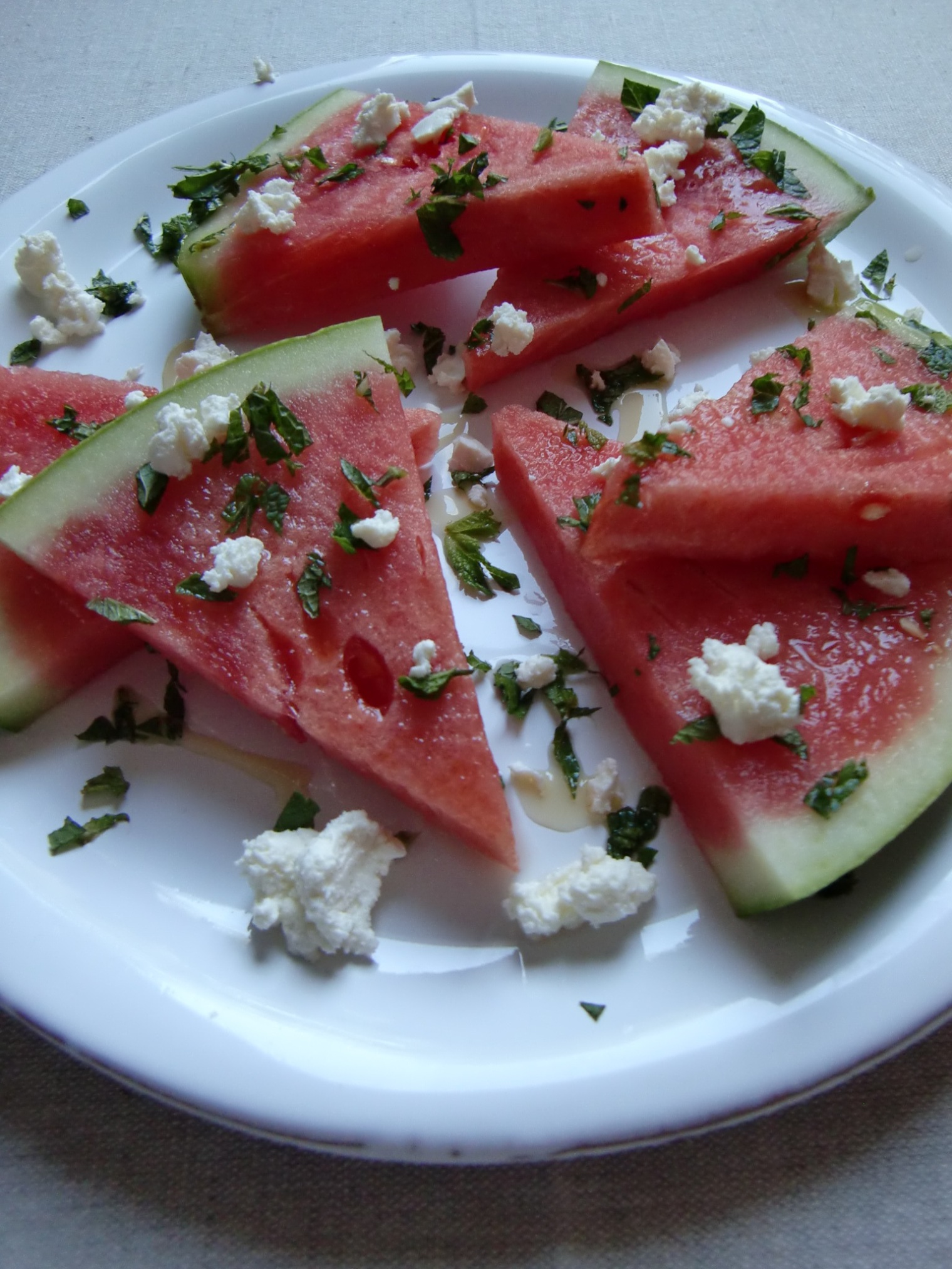 Herrlich erfrischender Nachtisch: Wassermelone mit Schafskäse, frischer ...